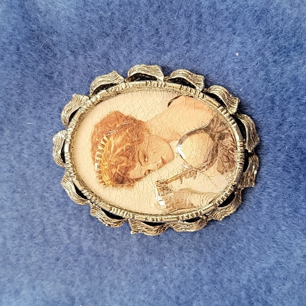 Decoupage Brooch Pendant 1970's -Woman's Portait - Picture 1 of 2